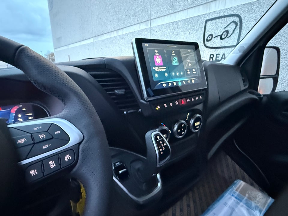 Iveco Daily 3,0 35S18 4100mm Box m/lift AG8