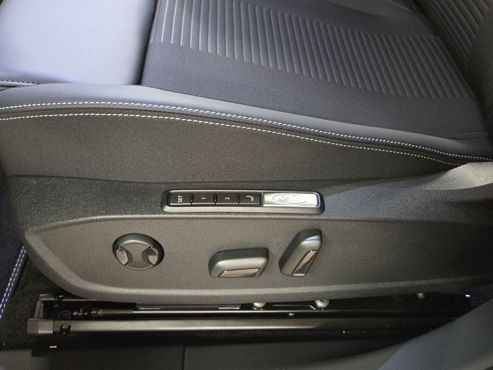 Ford Explorer 77 Premium Extended Range 5d