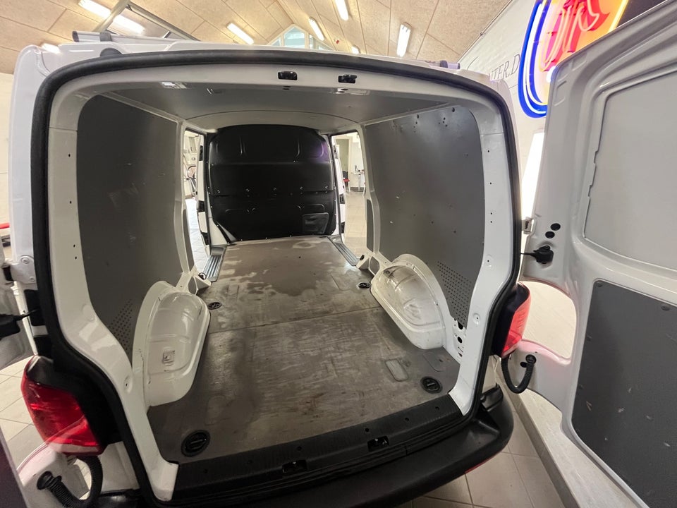VW Transporter 2,0 TDi 150 Kassevogn lang