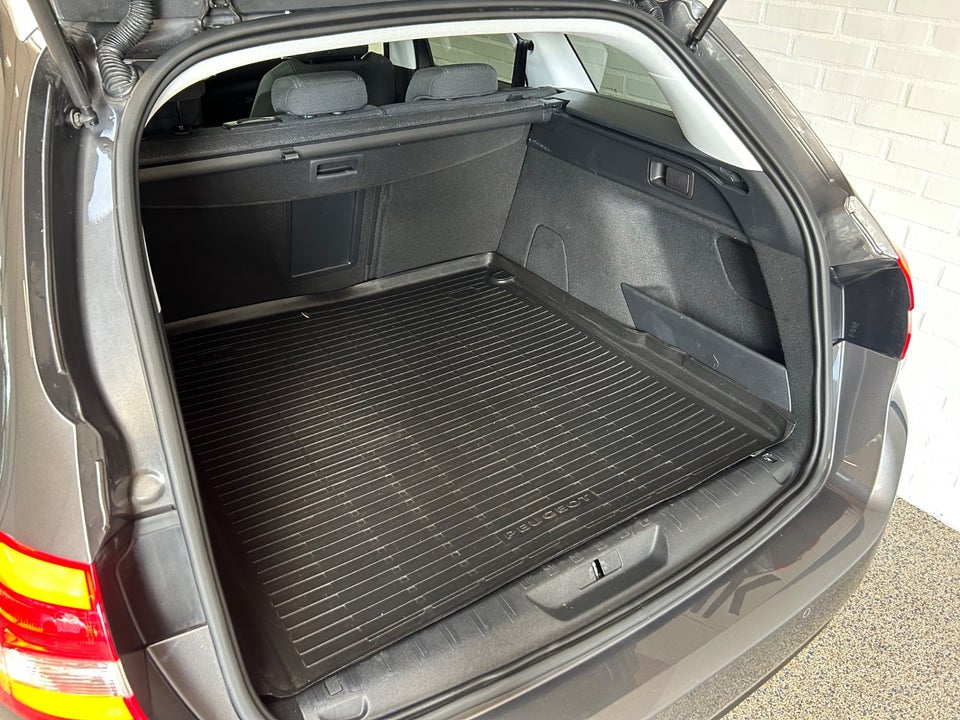 Peugeot 308 1,5 BlueHDi 130 Selection Sky SW EAT6 5d