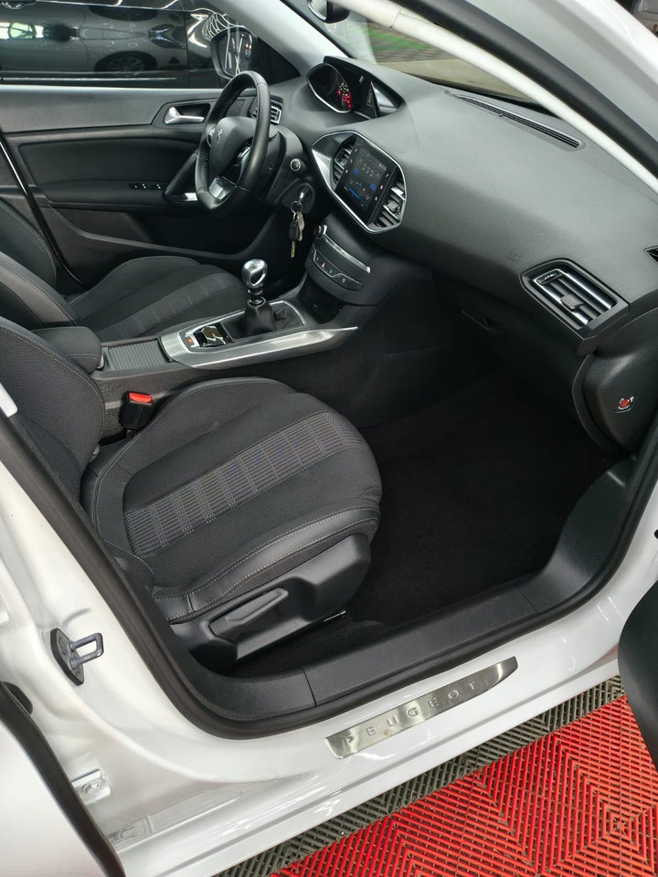 Peugeot 308 1,2 PureTech 130 Infinity SW 5d
