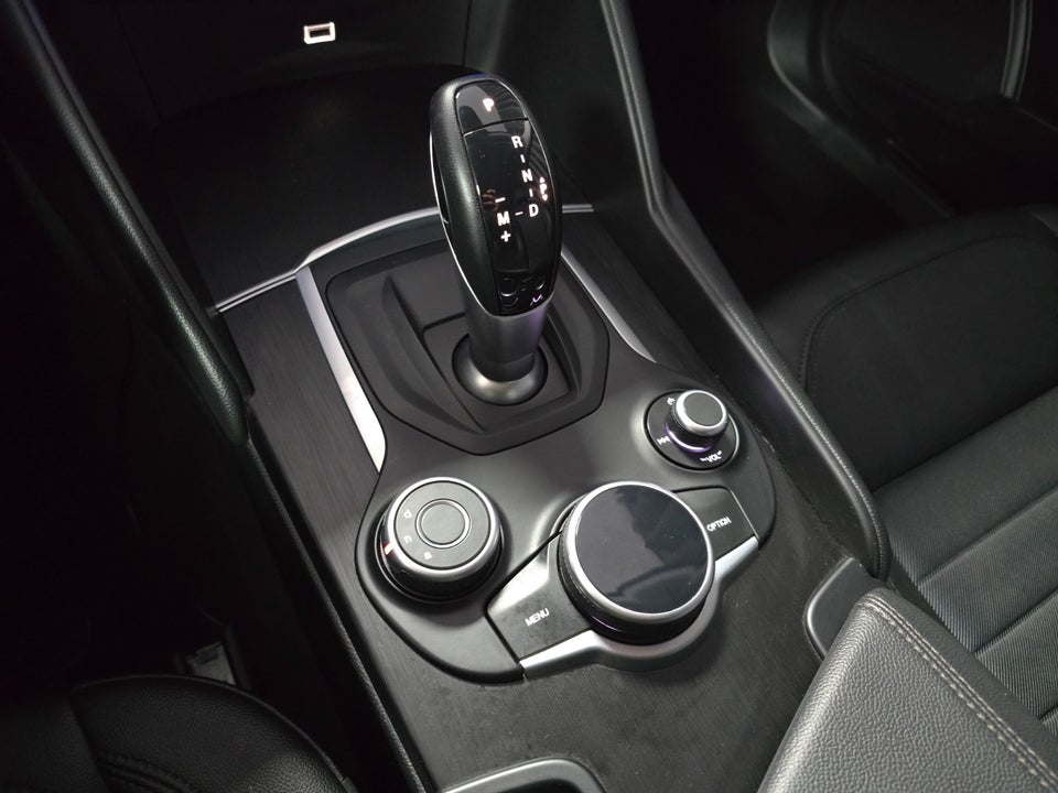 Alfa Romeo Giulia 2,0 T 200 Edizione aut. 4d