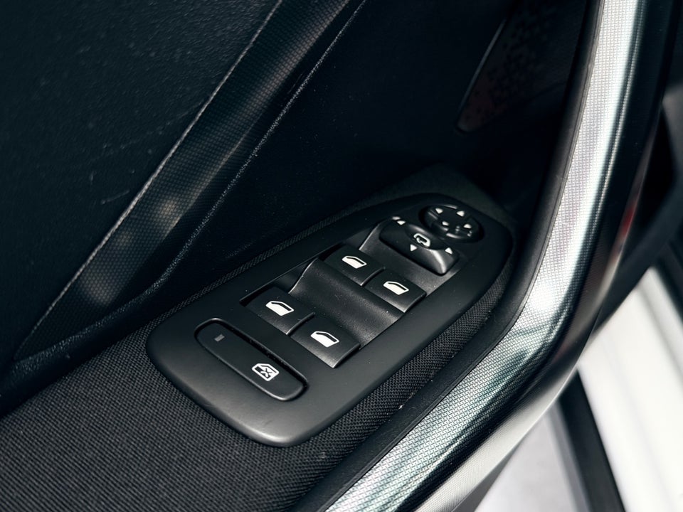 Peugeot 2008 1,6 BlueHDi 100 Allure 5d