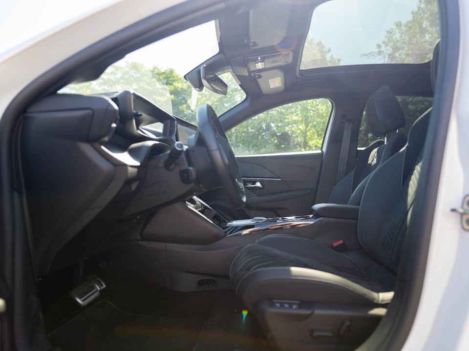 Peugeot e-208 50 GT Sky 5d