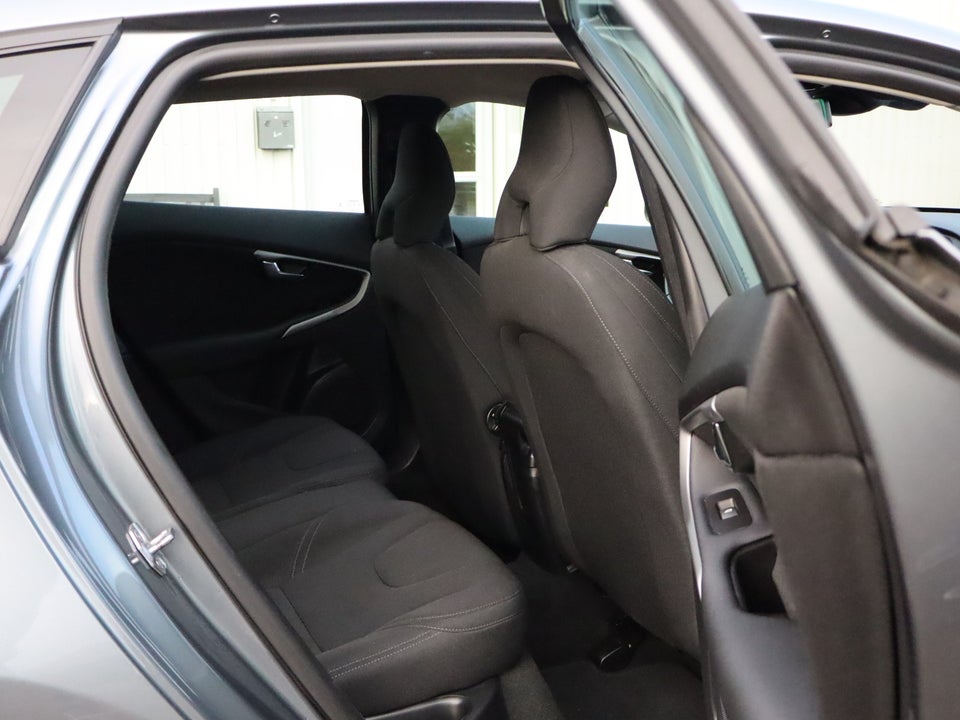 Volvo V40 2,0 D2 120 Momentum Eco 5d