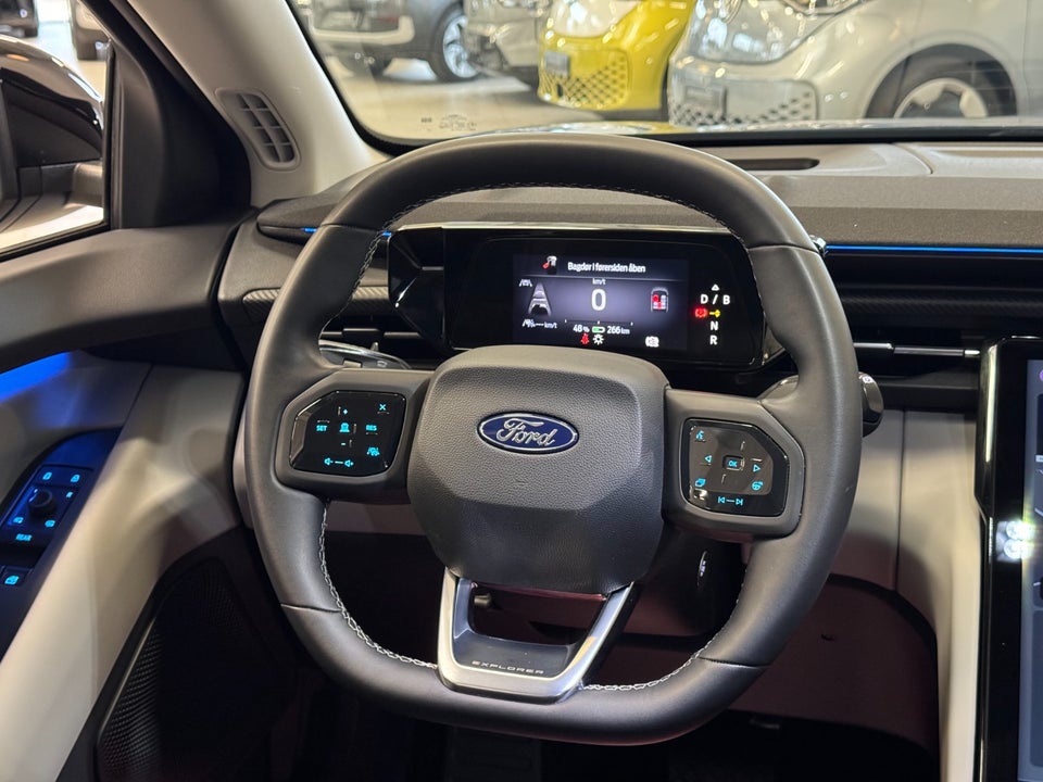 Ford Explorer 82 Premium Extended Range 5d