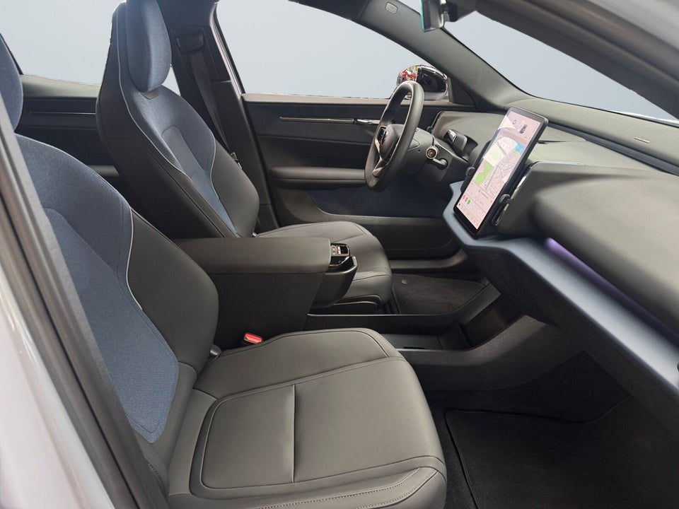Volvo EX30 Extended Range Plus 5d
