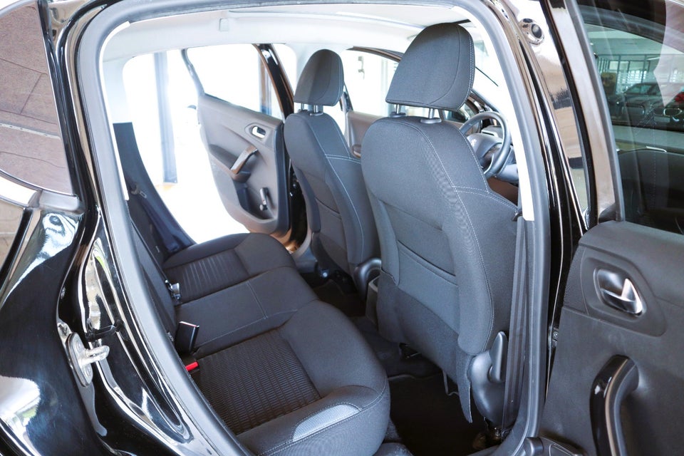 Peugeot 208 1,2 VTi Allure Sky 5d