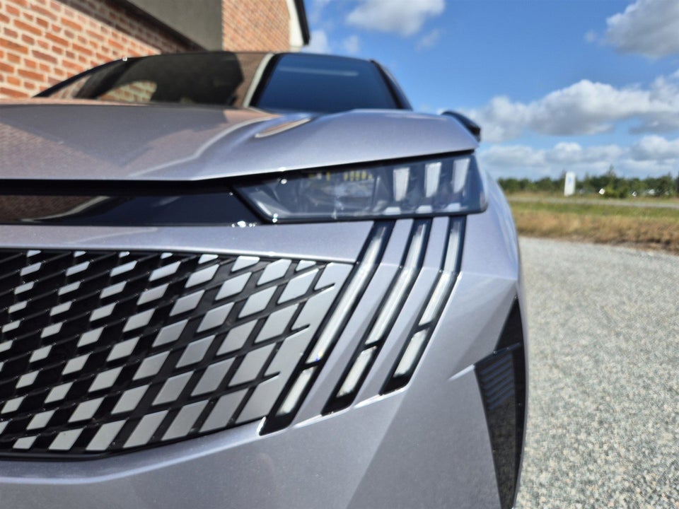 Peugeot e-3008 77 GT Pack 5d