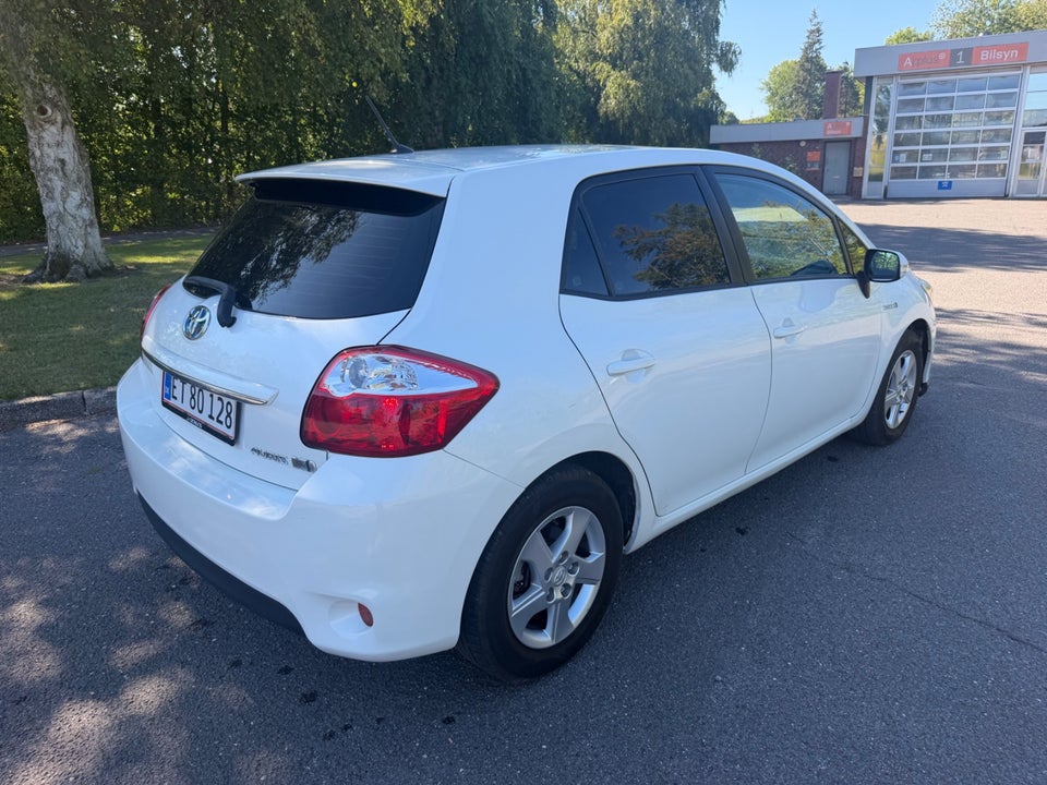 Toyota Auris 1,8 Hybrid 5d