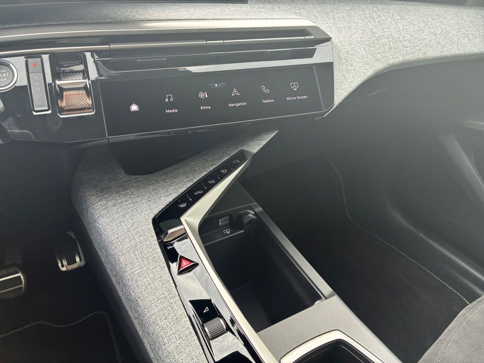 Peugeot e-3008 77 GT 5d