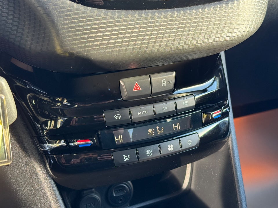 Peugeot 208 1,6 BlueHDi 100 Allure Sky 5d