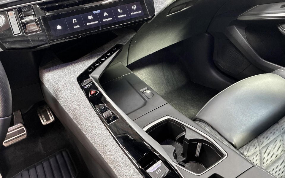 Peugeot e-3008 77 GT Pack 5d