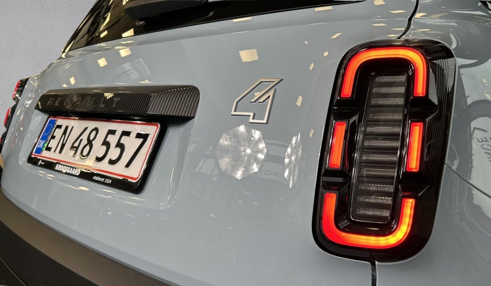 Renault 4 E-Tech 52 Iconic 5d