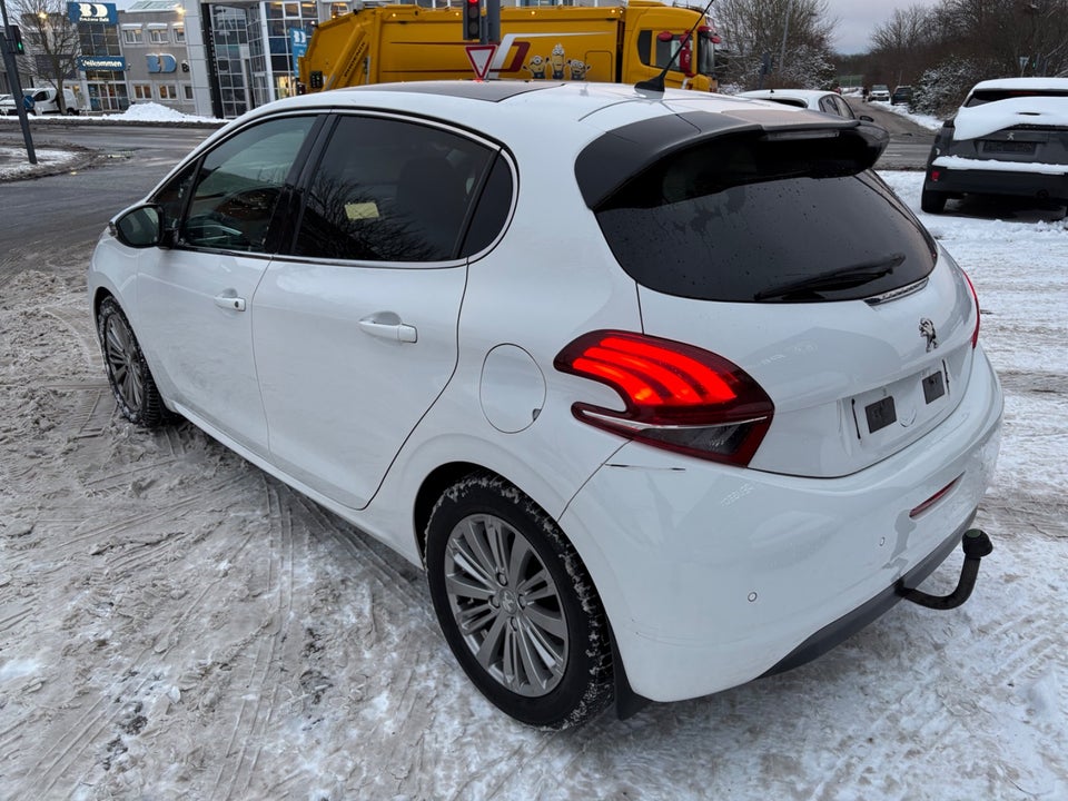 Peugeot 208 1,2 PureTech 82 Allure Sky 5d