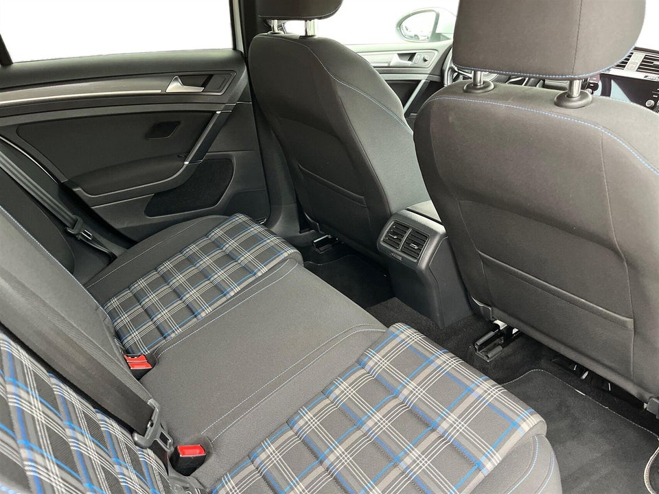 VW Golf VIII 1,4 GTE DSG 5d