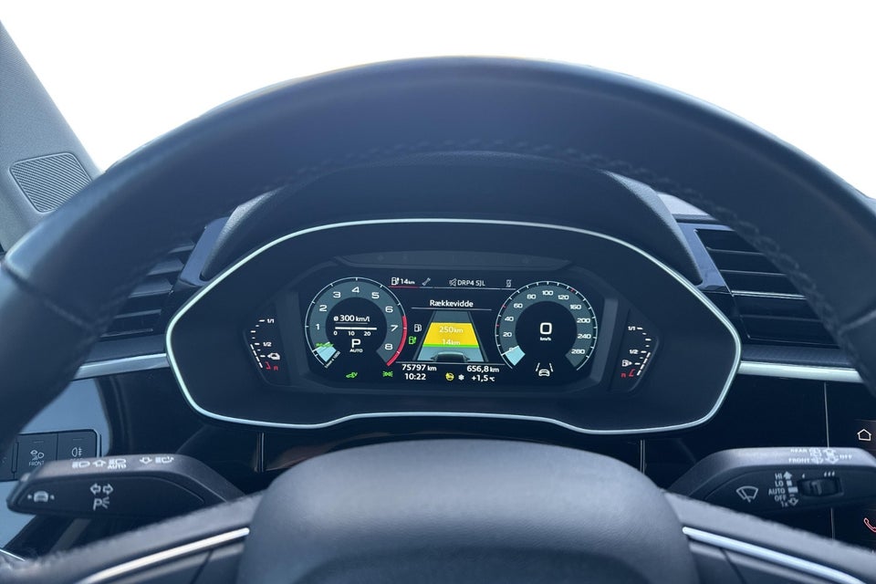 Audi Q3 45 TFSi e Attitude plus S-tr. 5d