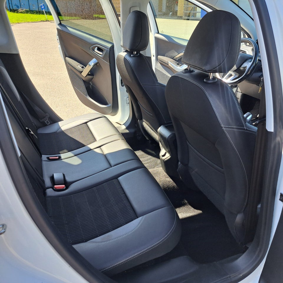 Peugeot 2008 1,6 BlueHDi 100 Allure 5d