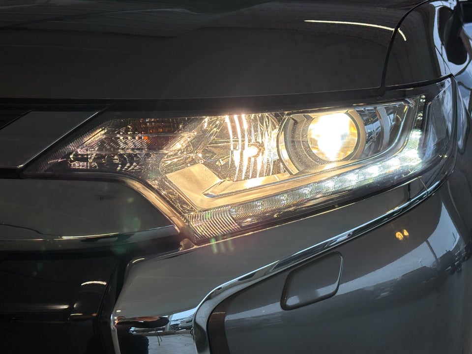 Mitsubishi Outlander 2,4 PHEV Invite CVT 4WD 5d