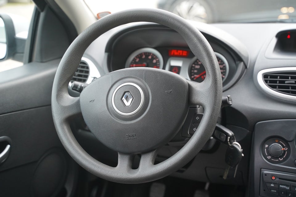 Renault Clio III 1,2 16V Authentique 5d