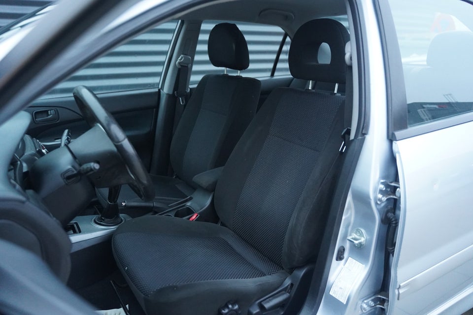 Mitsubishi Lancer 1,6 Invite 4d