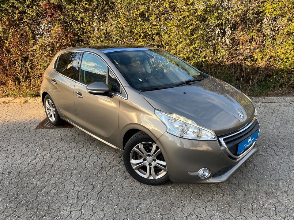 Peugeot 208 1,2 VTi Allure Sky 5d