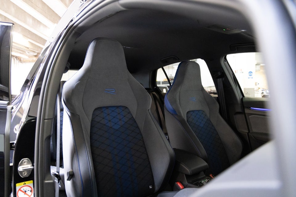 VW Golf VIII 2,0 R DSG 4Motion 5d