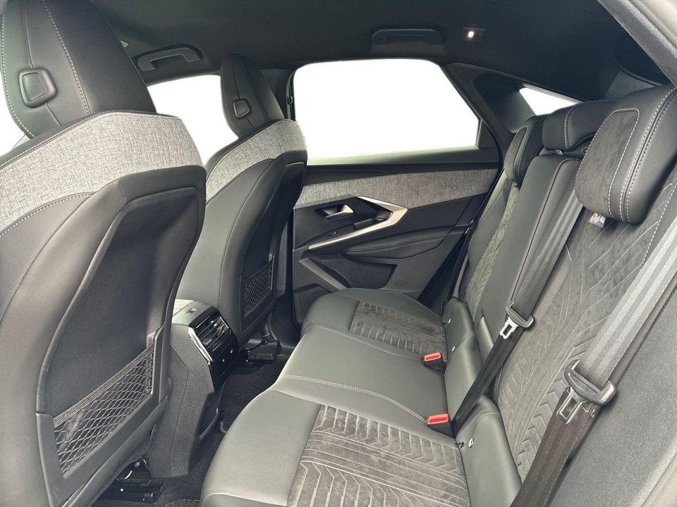 Peugeot e-3008 77 GT 5d