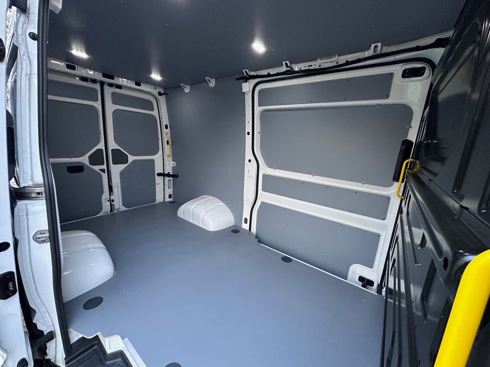 VW Crafter 35 2,0 TDi 177 Kassevogn L3H3 aut.