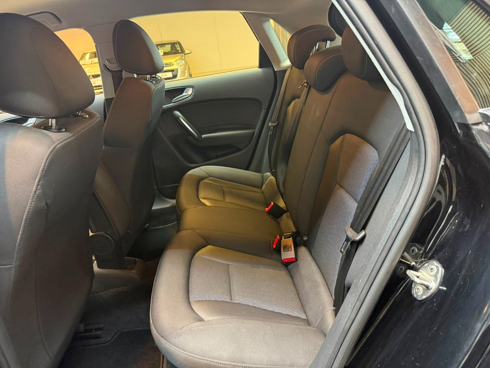 Audi A1 1,6 TDi 90 Attraction Sportback 5d