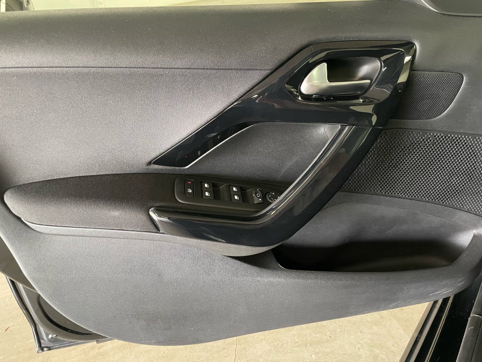 Peugeot 208 1,5 BlueHDi 100 Privé 5d