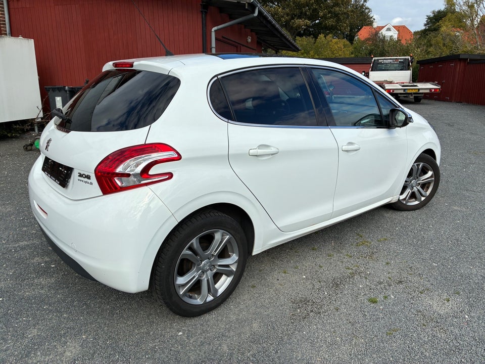 Peugeot 208 1,2 VTi Allure Sky 5d