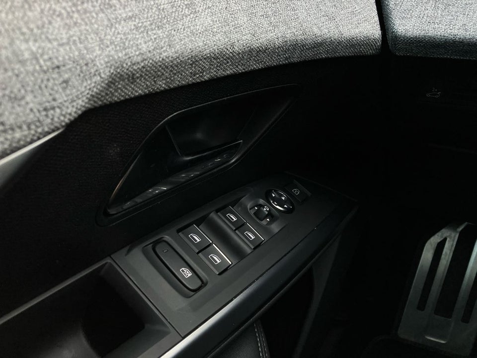 Peugeot e-3008 77 GT 5d