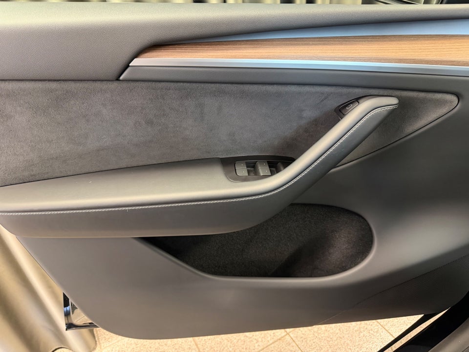 Tesla Model Y Long Range AWD 5d