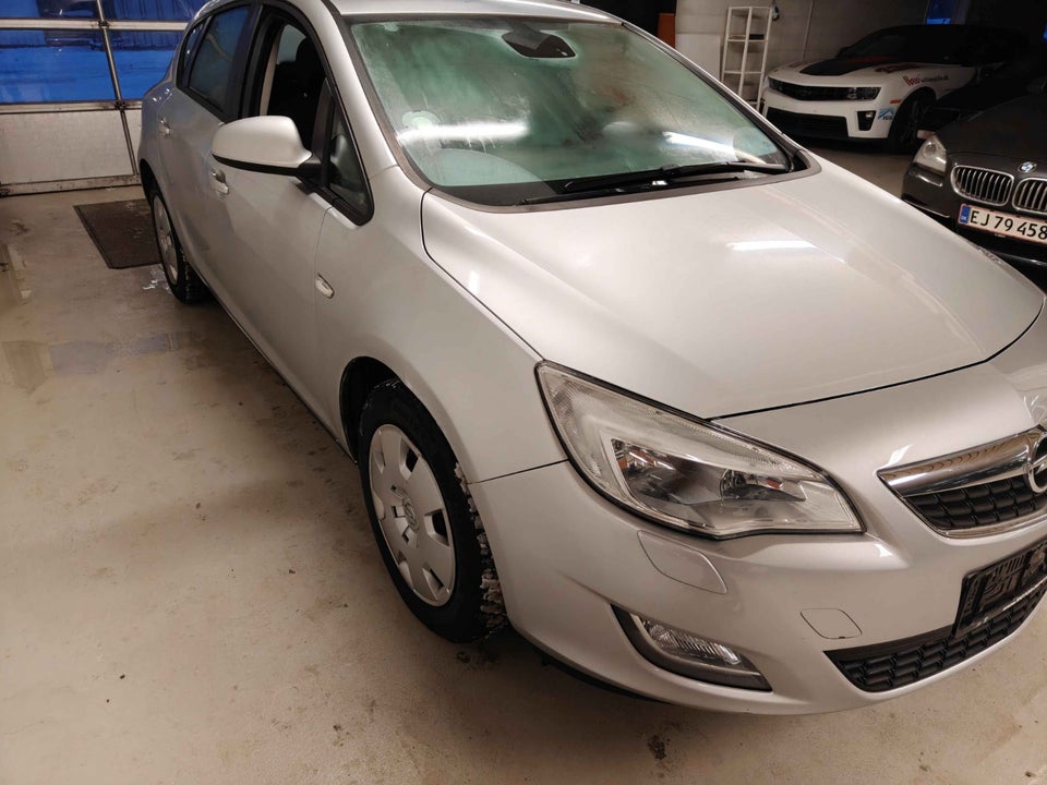 Opel Astra 1,6 Enjoy 5d
