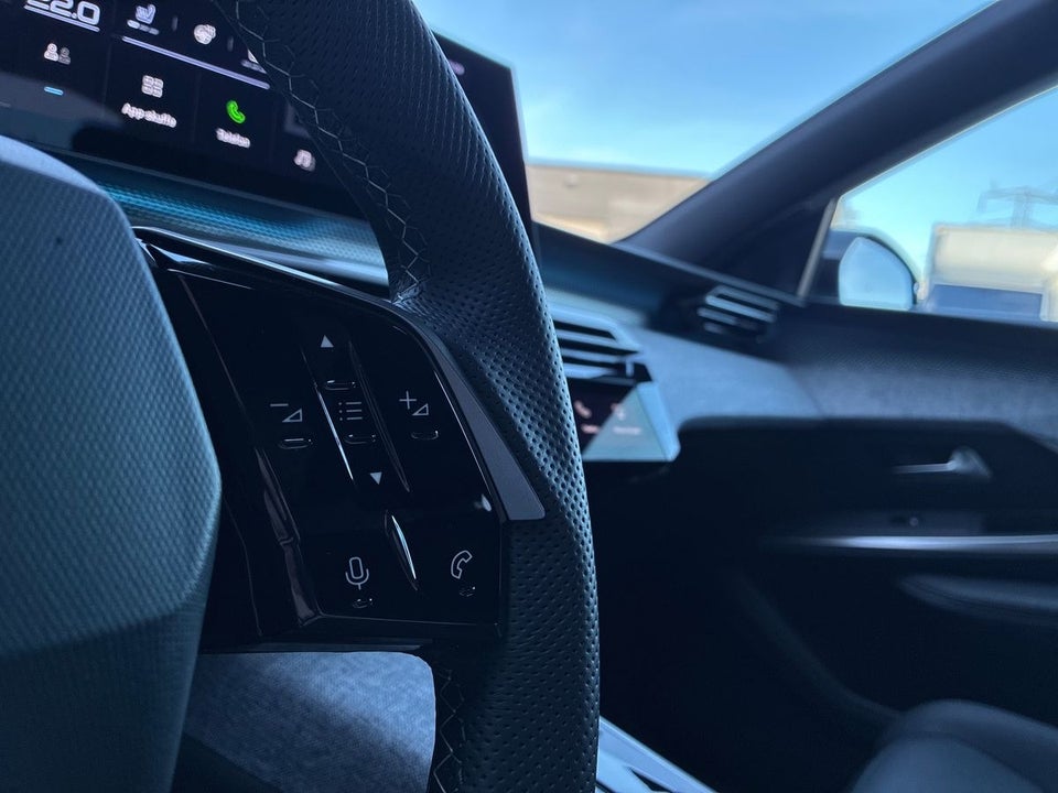 Peugeot e-3008 77 GT Pack 5d