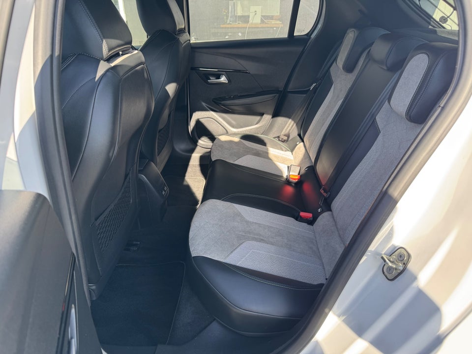 Peugeot e-208 50 GT 5d