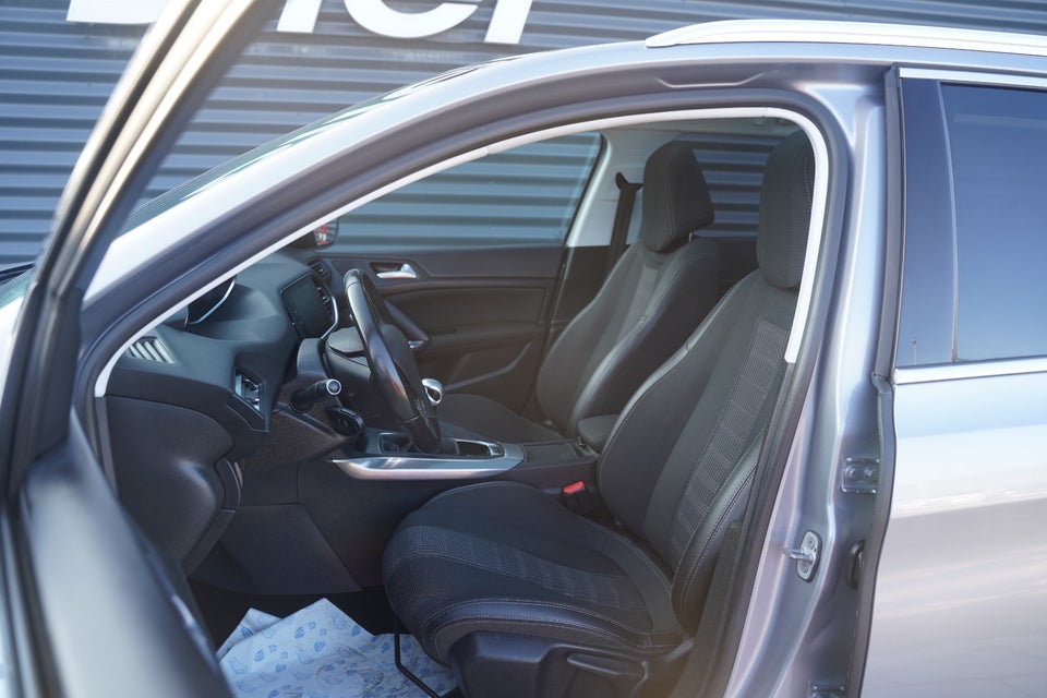 Peugeot 308 1,5 BlueHDi 130 Prestige Sky 5d