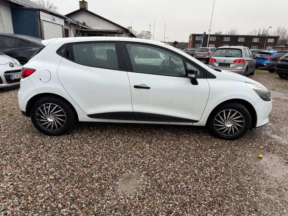 Renault Clio IV 1,2 16V Expression 5d