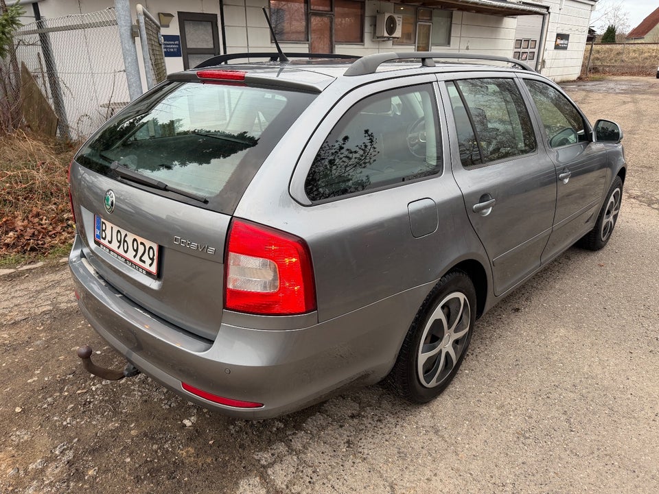 Skoda Octavia 1,6 TDi 105 Ambiente Combi 5d