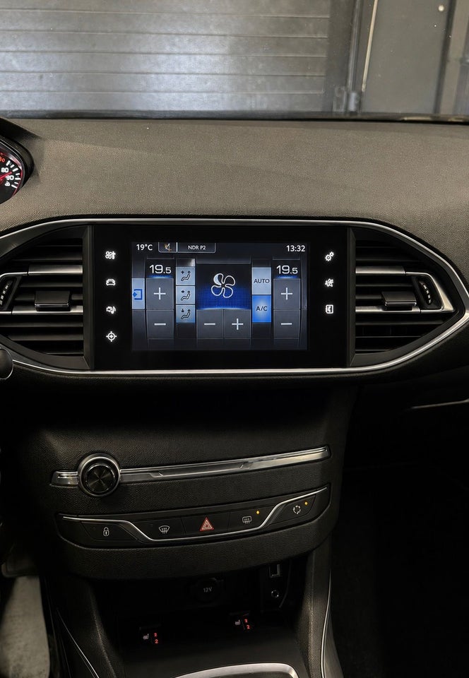Peugeot 308 1,2 e-THP 130 Allure+ SW 5d