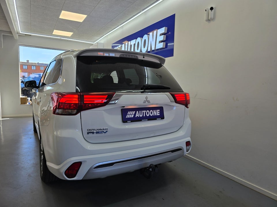 Mitsubishi Outlander 2,4 PHEV Inform+ CVT 4WD 5d