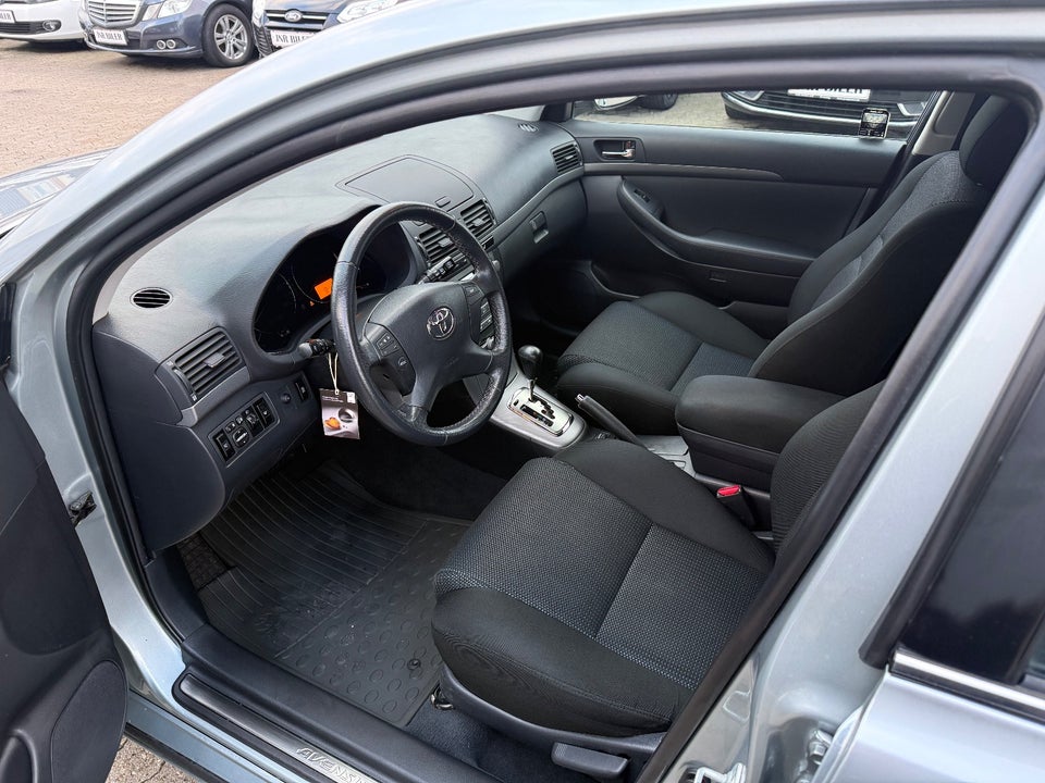 Toyota Avensis 2,4 Sol aut. 5d