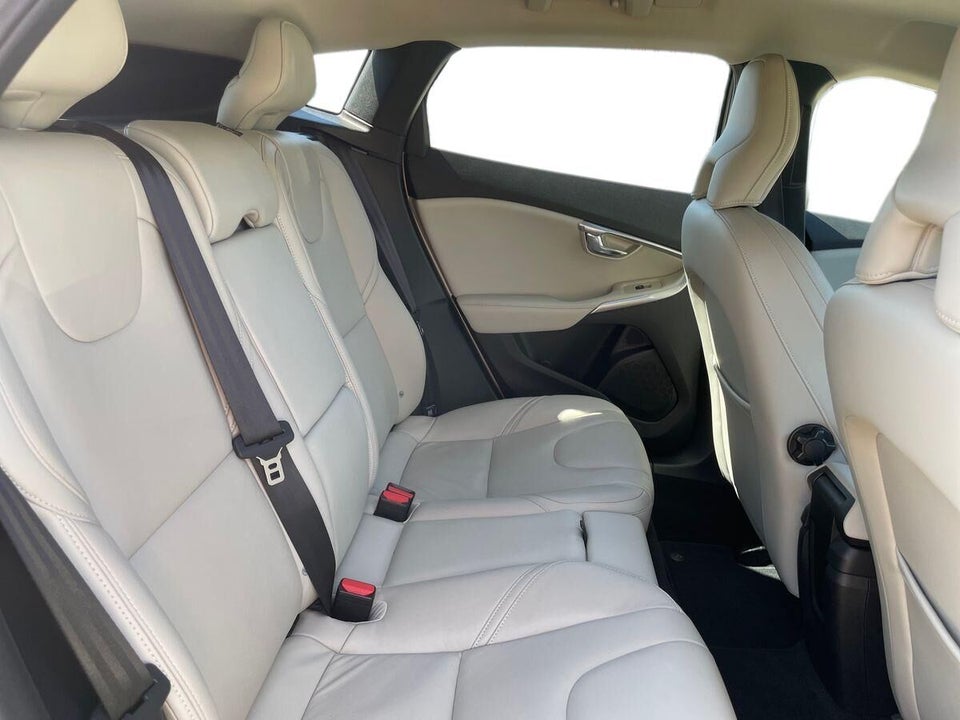 Volvo V40 2,0 T3 152 Momentum 5d
