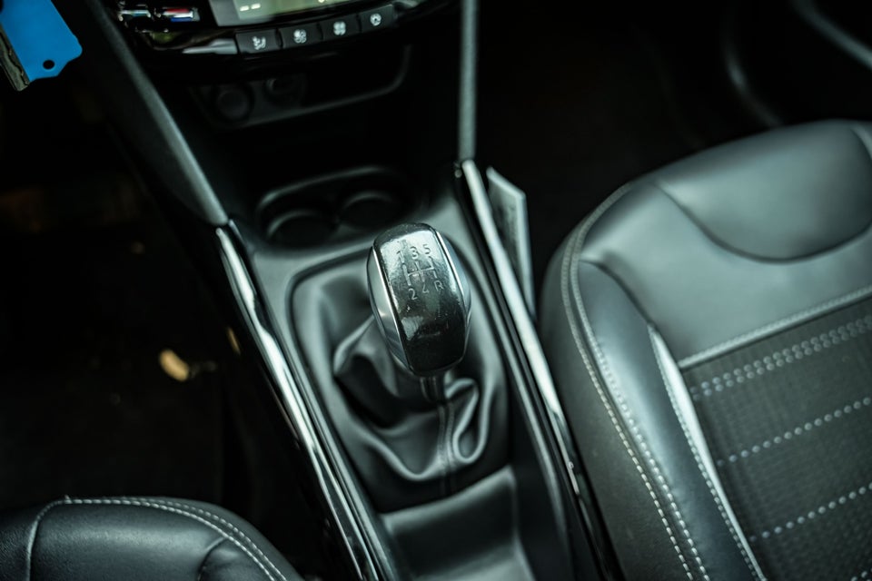Peugeot 2008 1,6 BlueHDi 100 Allure Sky 5d