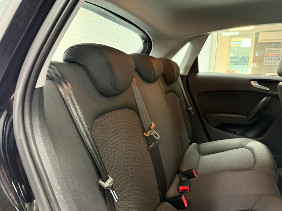 Audi A1 1,6 TDi 90 Attraction 3d