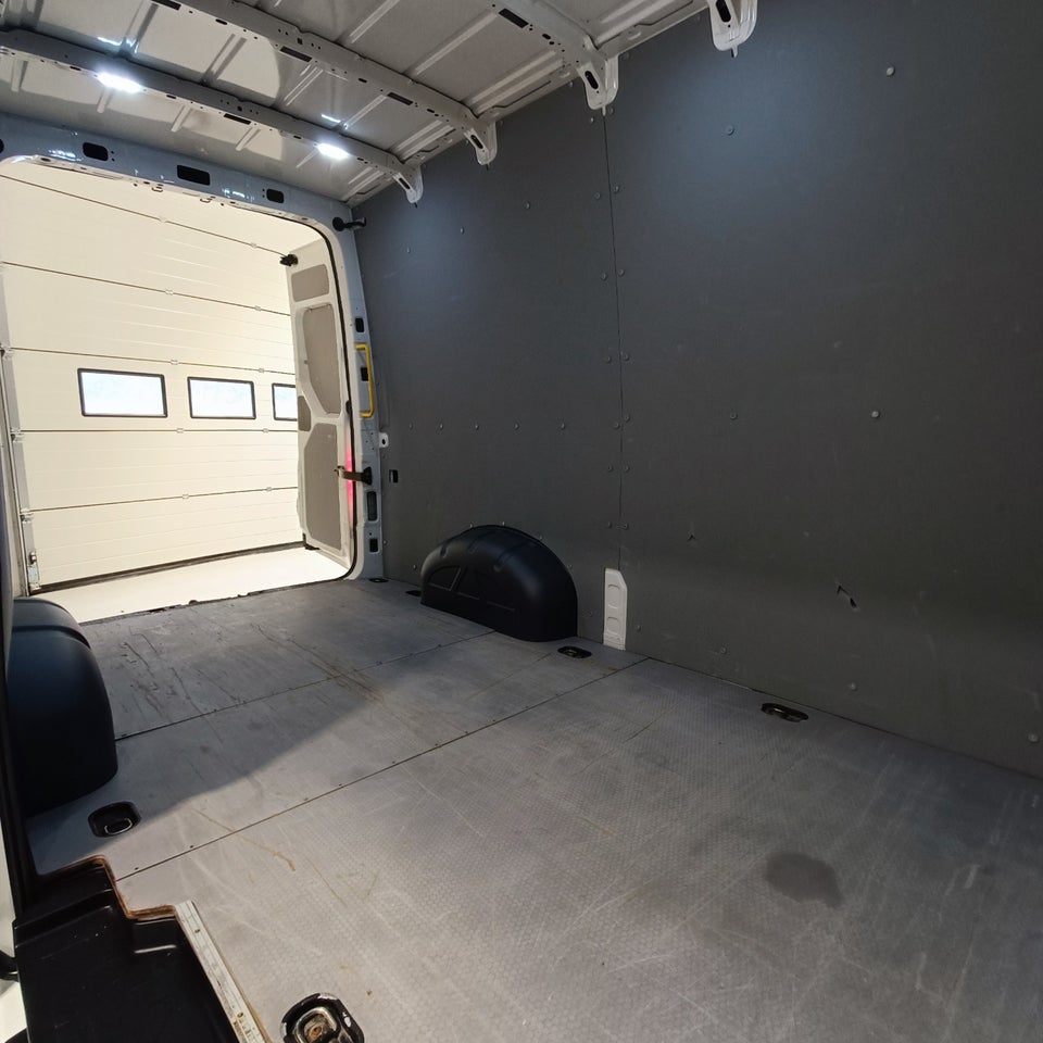 VW Crafter 35 2,0 TDi 177 Kassevogn L3H3 aut.