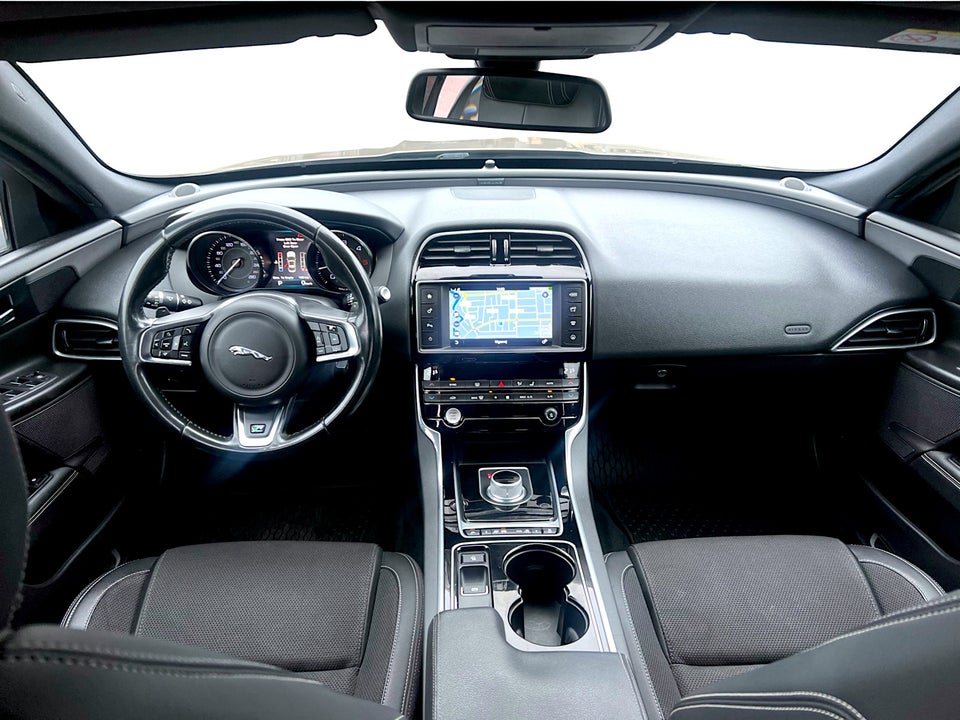 Jaguar XE 2,0 D180 R-Sport aut. 4d