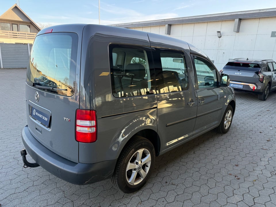 VW Caddy 1,6 TDi 102 Trendline DSG 4d