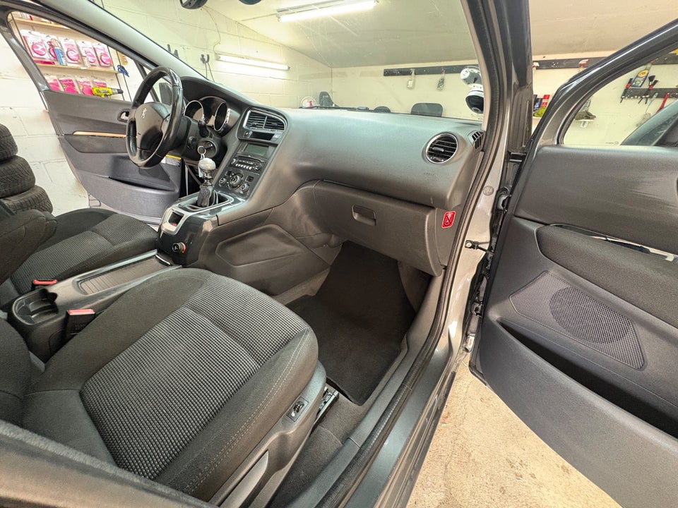 Peugeot 5008 1,6 HDi 110 Premium 7prs 5d